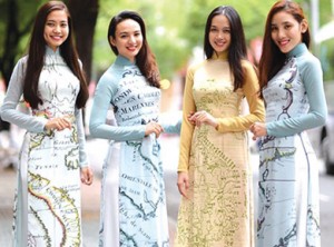 Vietnamese models present the Uoc Vong Hoa Binh (Desire for Peace) collection of ao dai (traditional long dress).   /tuoitre.vn 