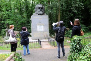  Karl Marx's grave at London's Highgate Cemetery. / Jean Marc Charles / Gamma-Rapho / Getty