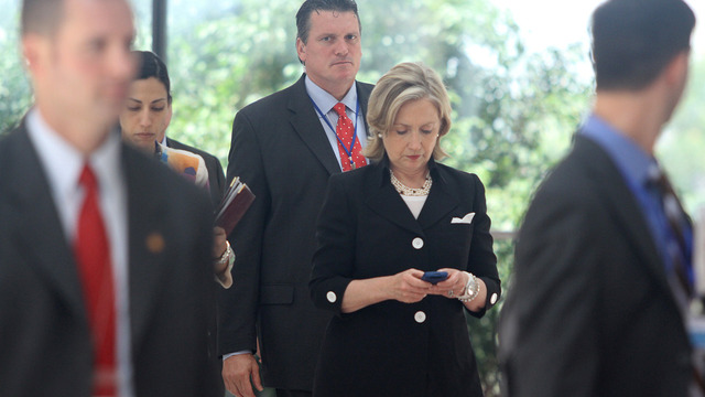Report: Hillary Clinton, aides, sought to use personal electronic devices ‘inside classified areas’