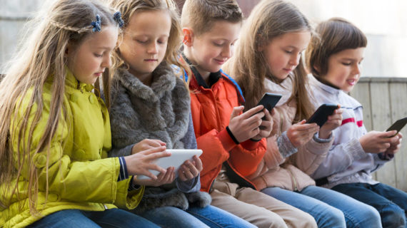 C’est la vie! France lowers the boom on kids using mobile phones in school